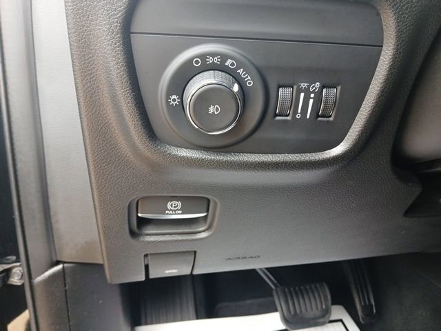 Used 2023 Jeep Grand Cherokee Limited w/ Black Appearance Package AWD/4WD image 11