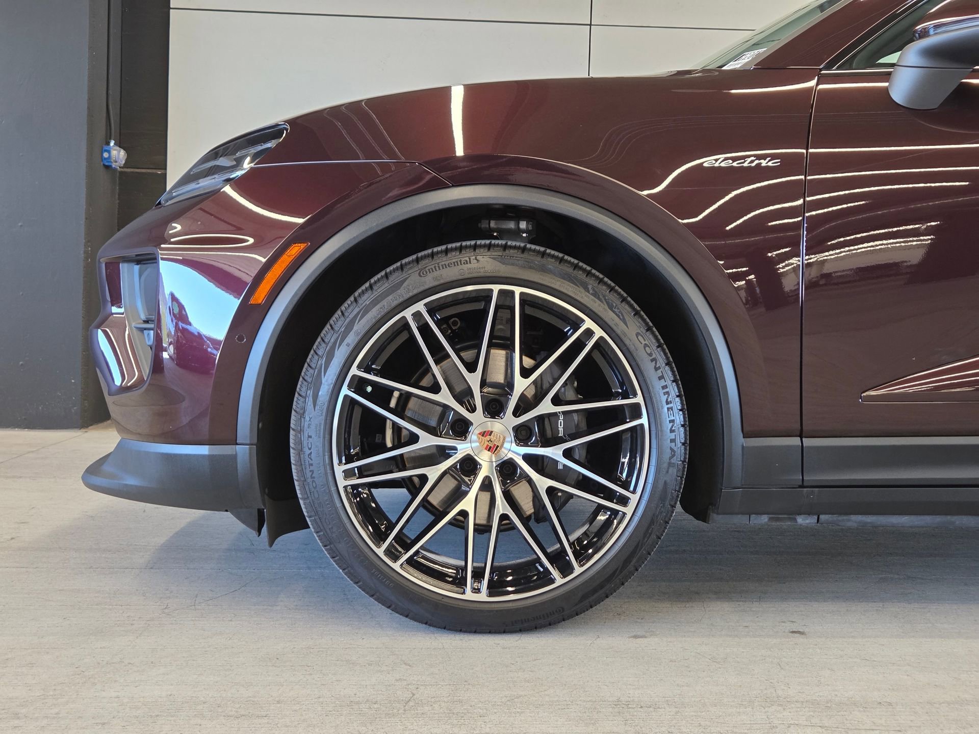 Certified 2025 Porsche Macan 4 Electric image 9