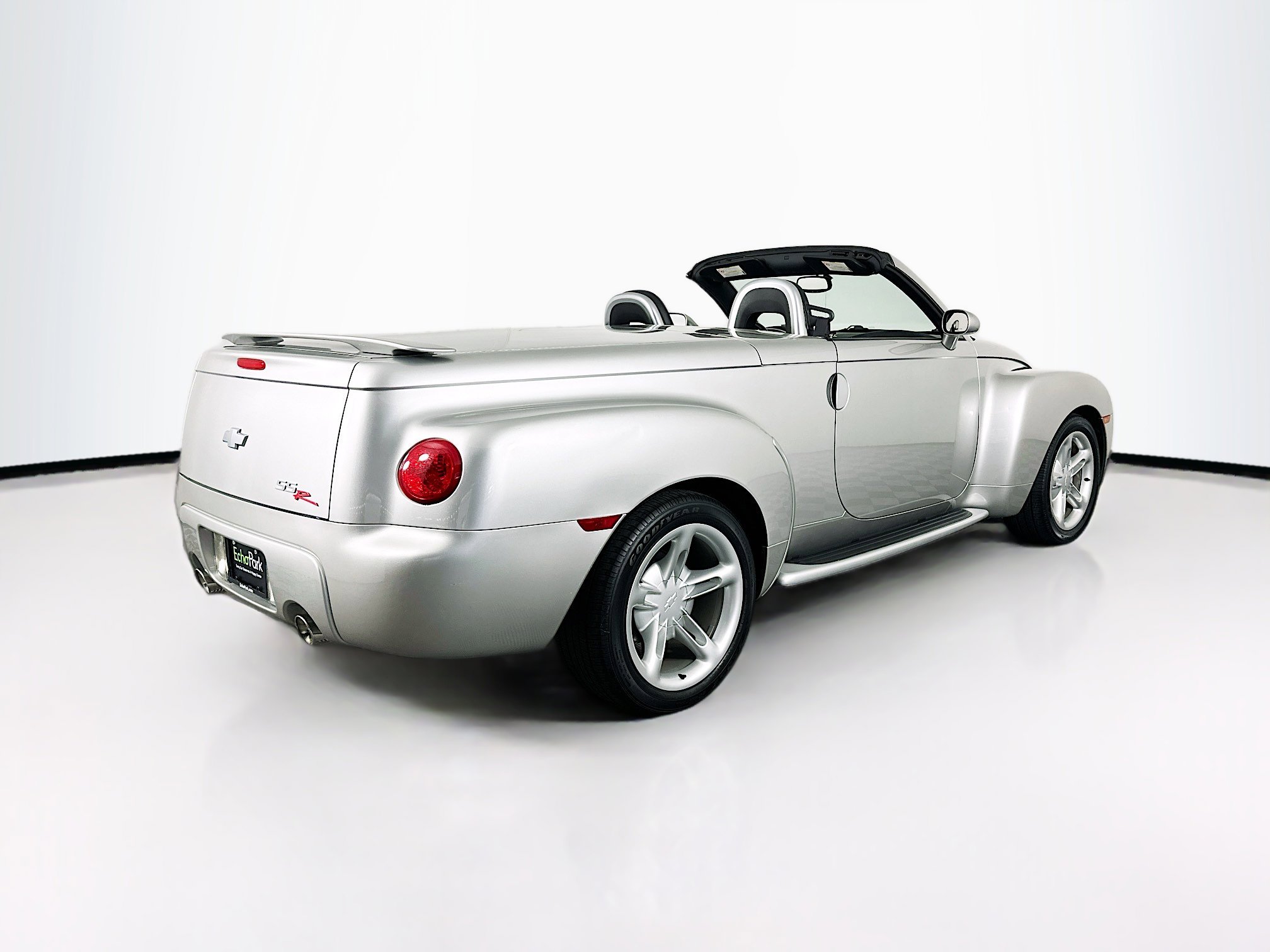Used 2004 Chevrolet SSR w/ Preferred Equipment Group RWD image 9
