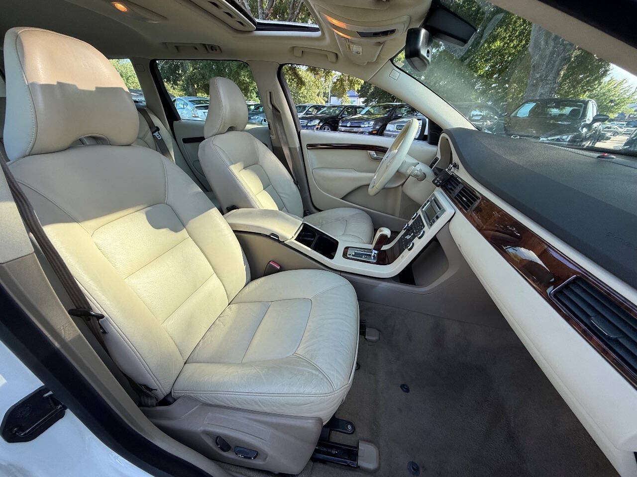 Used 2008 Volvo V70 FWD image 18