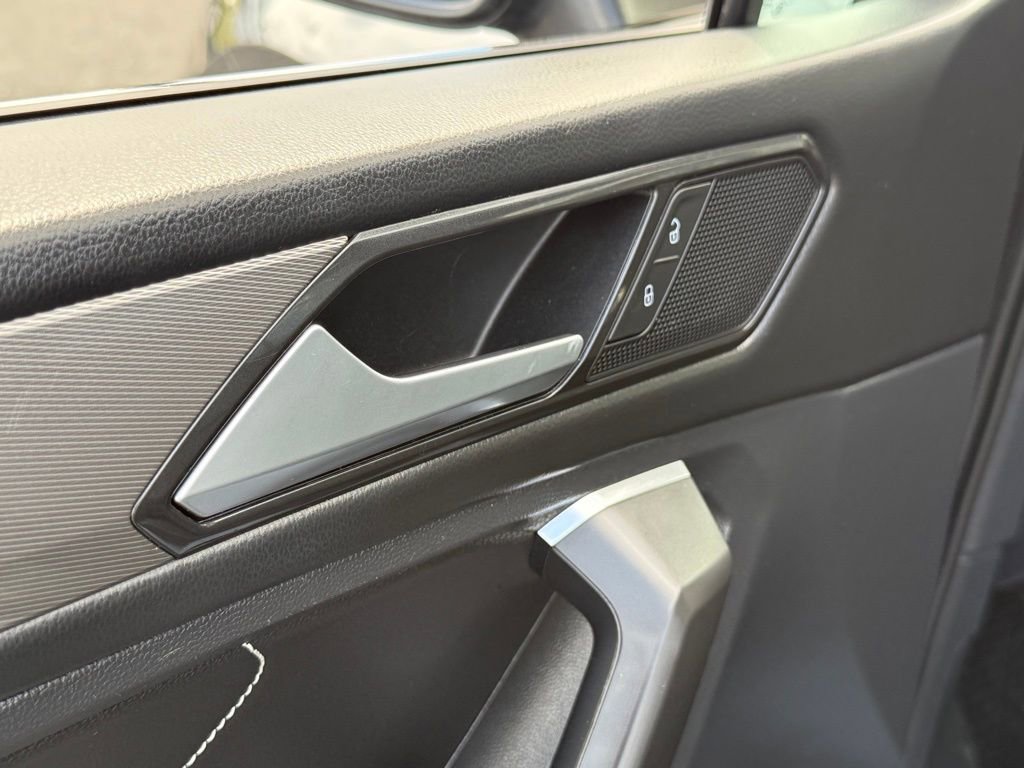 Used 2022 Volkswagen Tiguan SE w/ Panoramic Sunroof Package AWD/4WD image 11