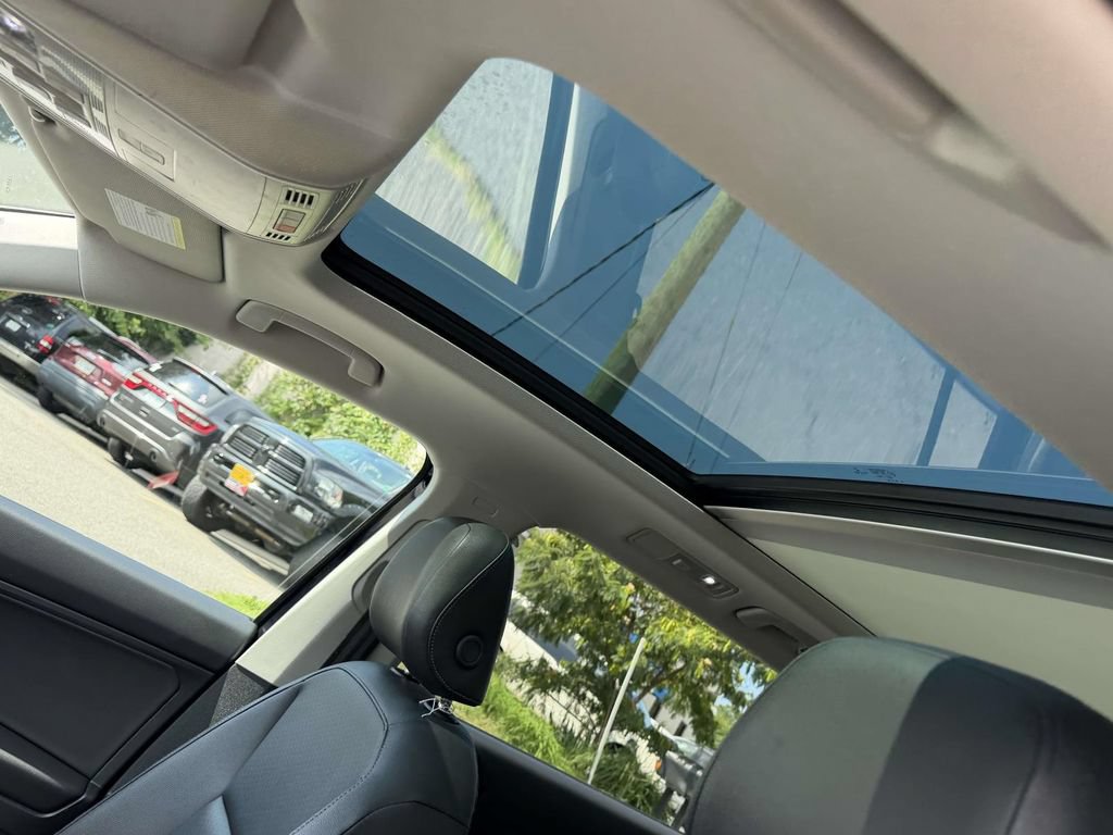 Used 2018 Volkswagen Tiguan SEL AWD/4WD image 19