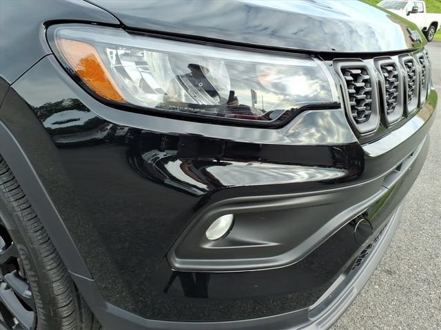 Used 2026 Jeep Compass Latitude AWD/4WD image 13