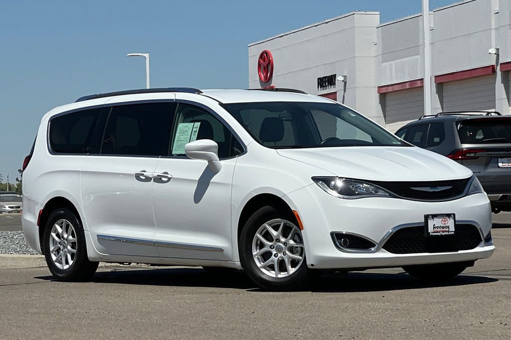 Used 2020 Chrysler Pacifica Touring-L FWD image 2