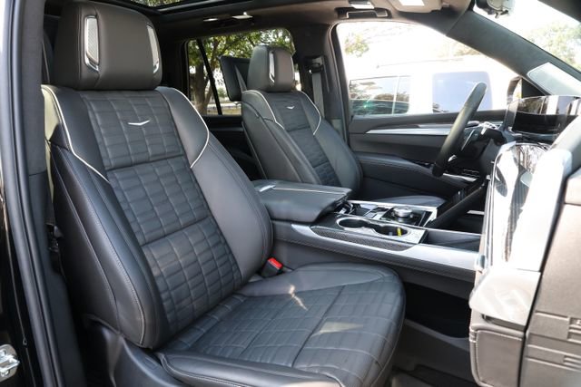 Used 2025 Cadillac Escalade V w/ LPO, ONYX Package image 31