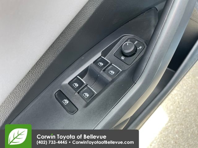 Used 2025 Volkswagen Jetta SE FWD image 19
