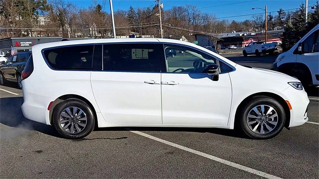 Used 2024 Chrysler Pacifica Select image 9