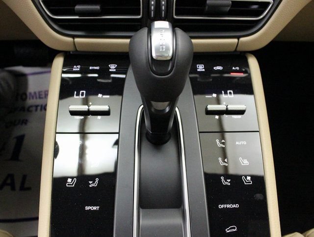 Used 2024 Porsche Macan AWD/4WD image 35