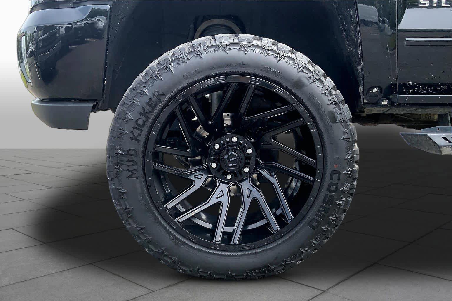 Used 2017 Chevrolet Silverado 1500 LT w/ All Star Edition AWD/4WD image 11