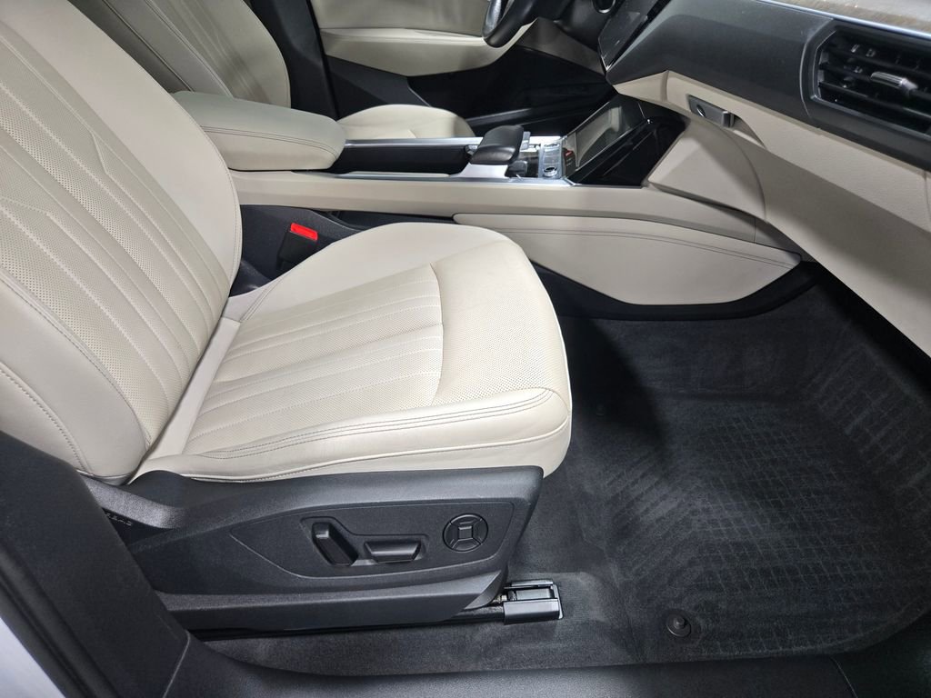 Used 2022 Audi e-tron Premium Plus w/ Premium Plus Package image 57