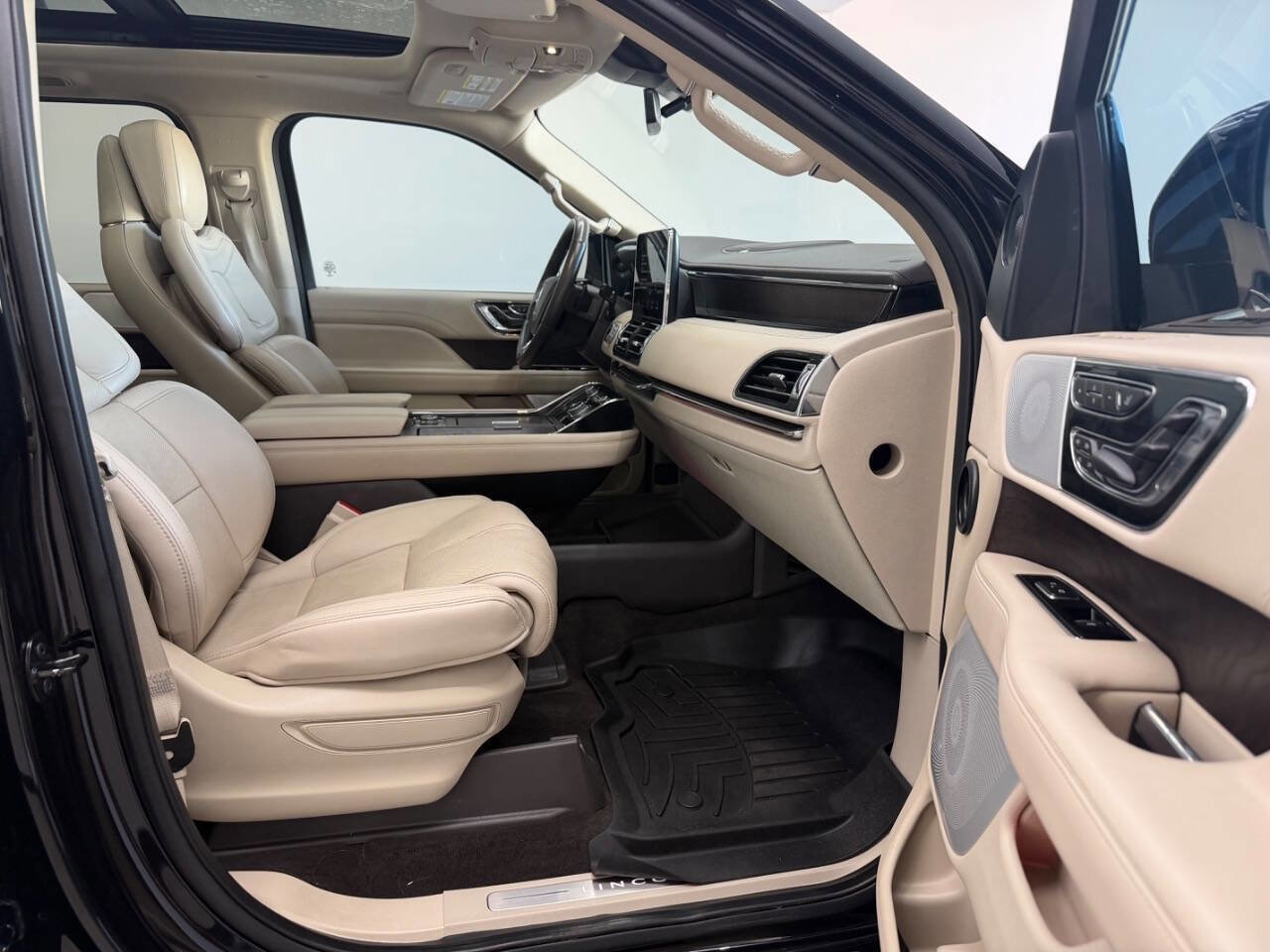 Used 2021 Lincoln Navigator Reserve AWD/4WD image 28