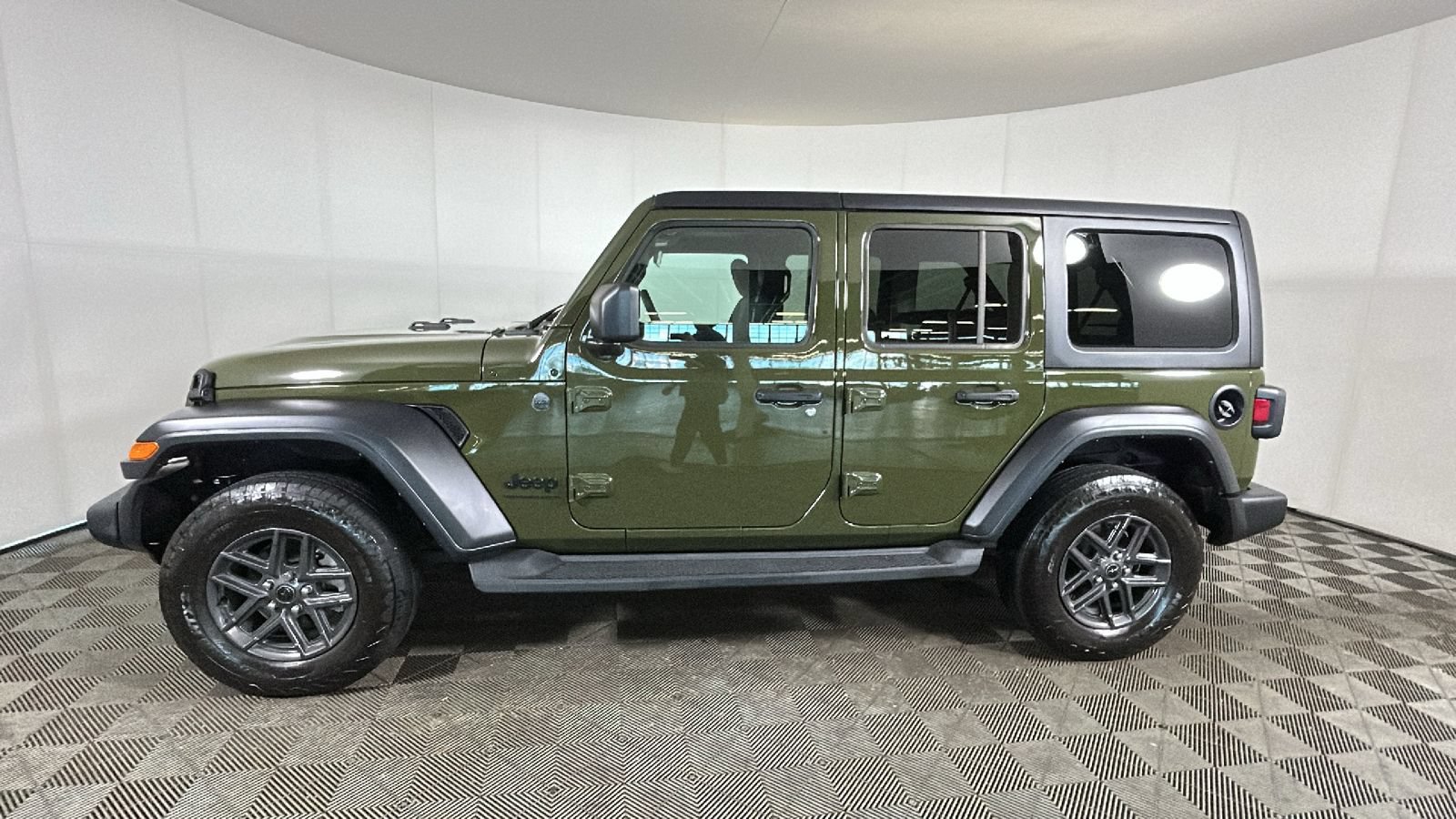 Used 2024 Jeep Wrangler Unlimited Sport AWD/4WD image 7
