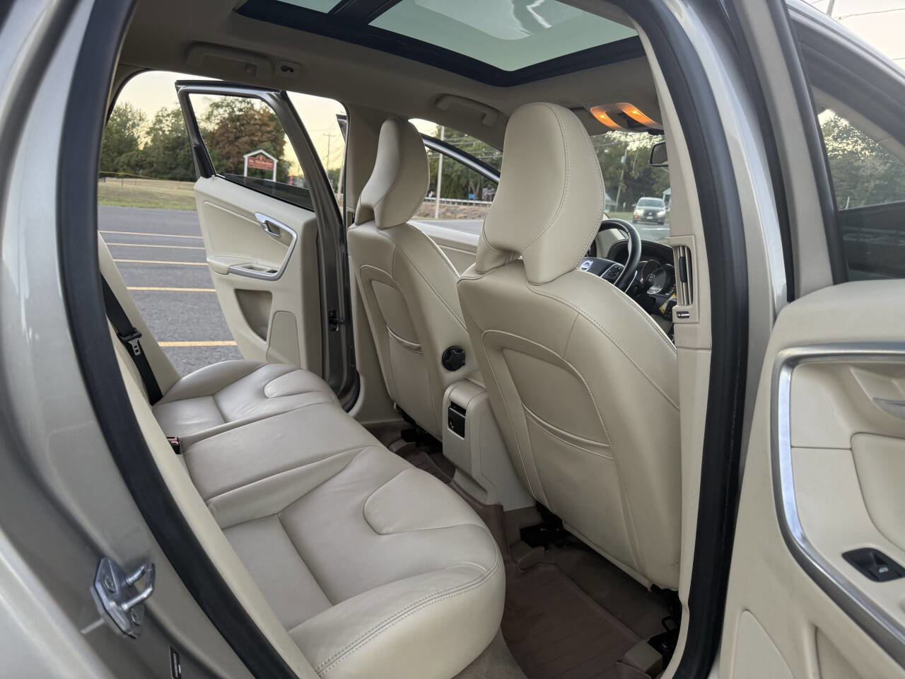 Used 2015 Volvo XC60 T6 image 11