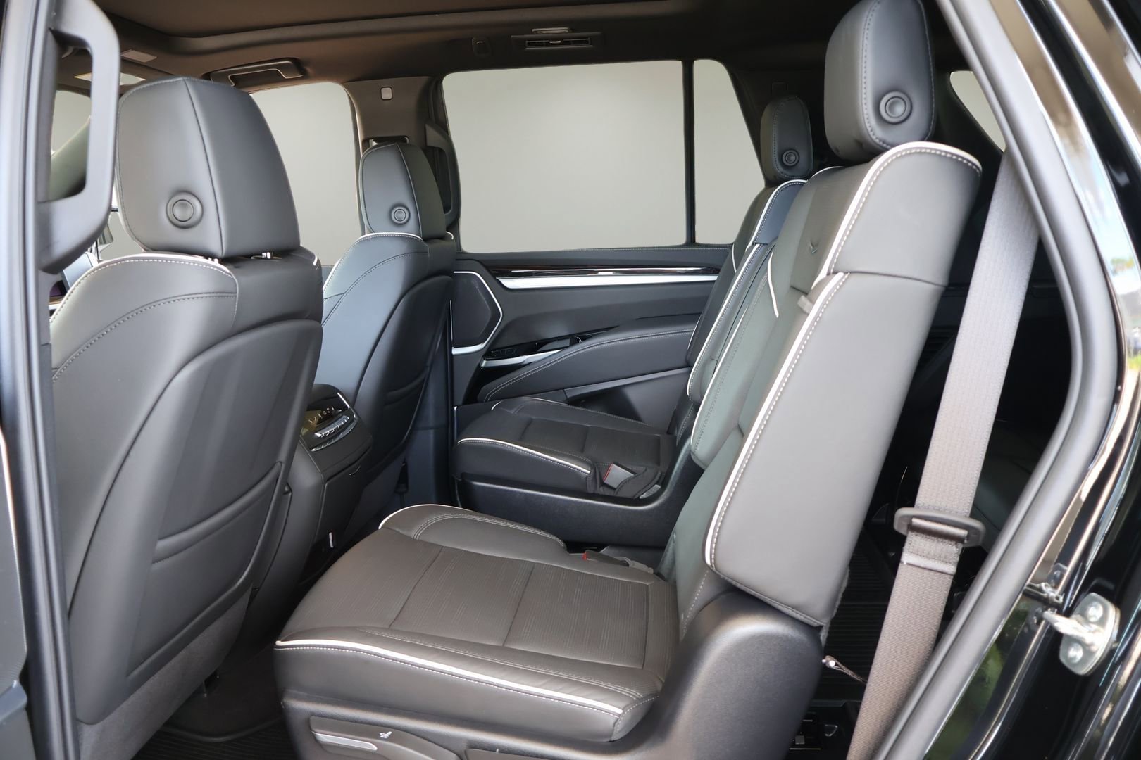 Used 2025 Cadillac Escalade Premium Luxury AWD/4WD image 15