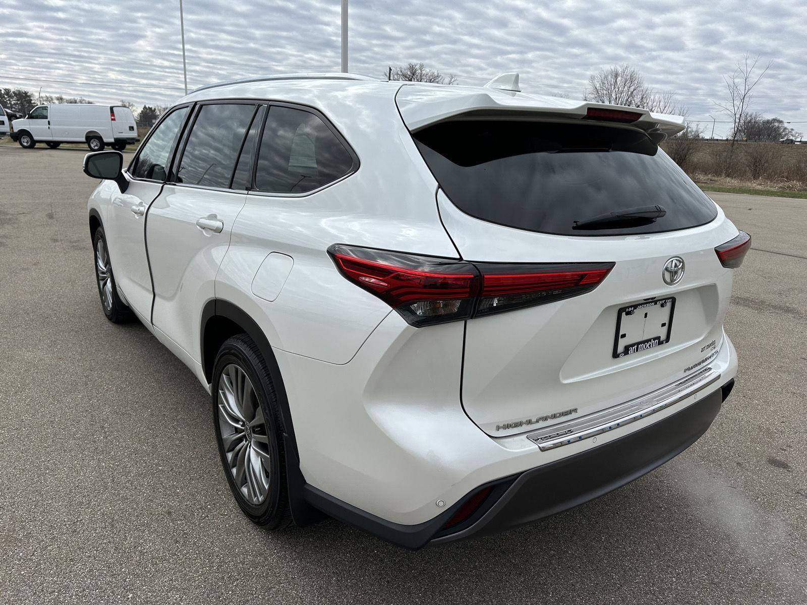 Used 2020 Toyota Highlander Platinum image 3