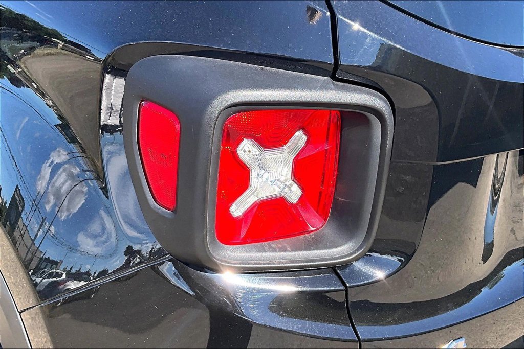 Used 2015 Jeep Renegade Latitude w/ Popular Equipment Group AWD/4WD image 28