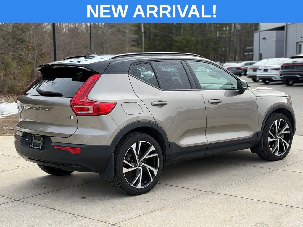 Used 2022 Volvo XC40 T5 R-Design w/ Advanced Package image 9