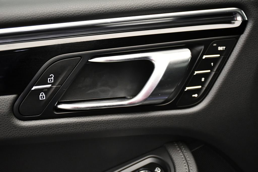 Certified 2025 Porsche Macan image 35