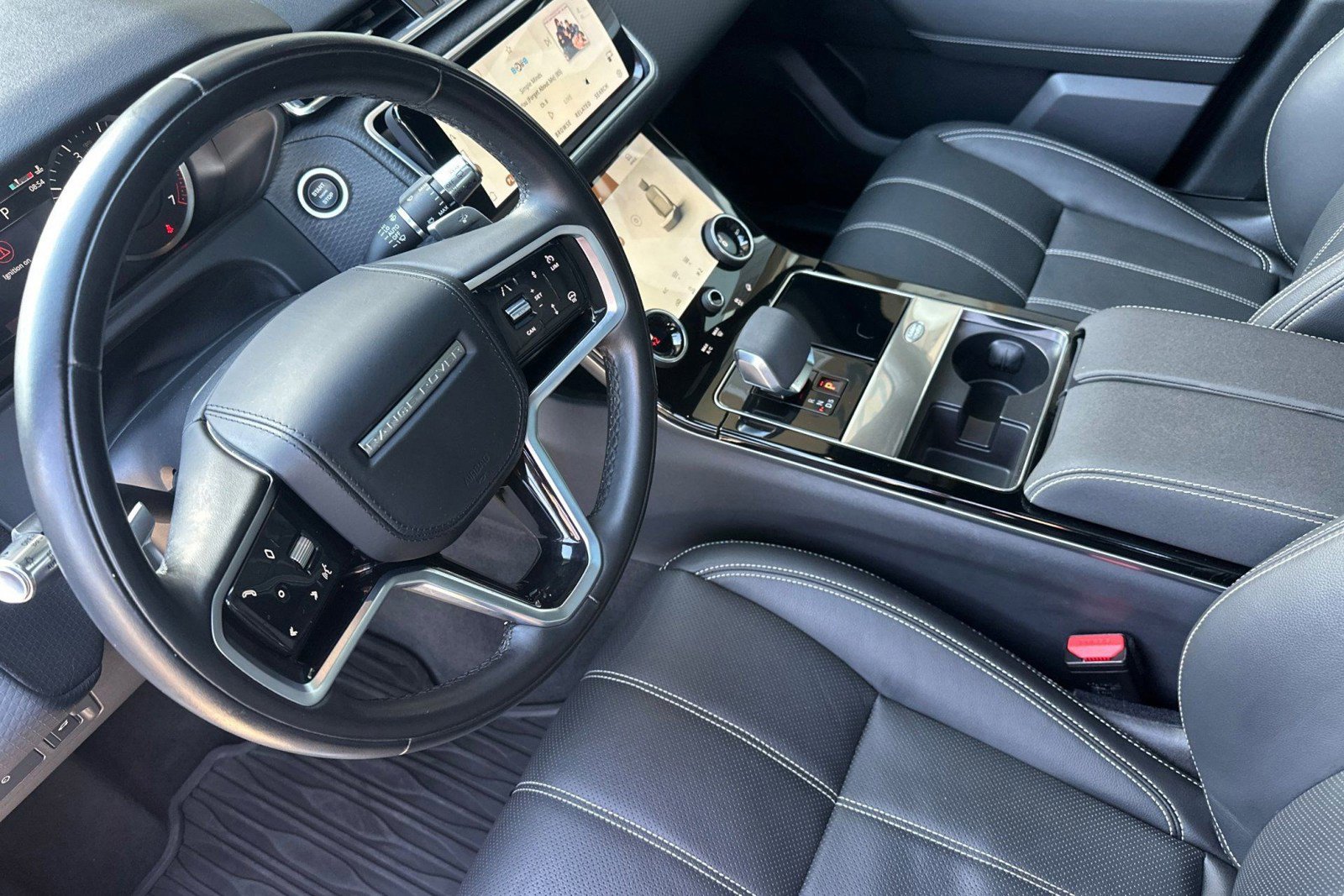 Certified 2022 Land Rover Range Rover Velar R-Dynamic S AWD/4WD image 4