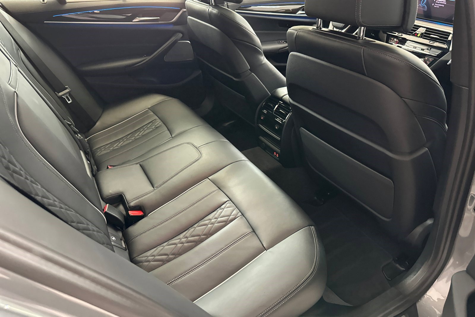 Used 2023 BMW 530e w/ Executive Package RWD image 31