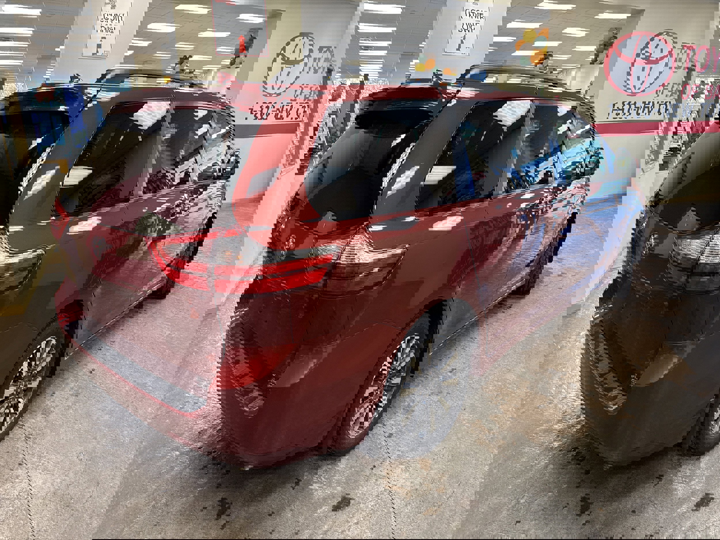 Used 2018 Toyota Sienna XLE w/ XLE Navigation Package image 11