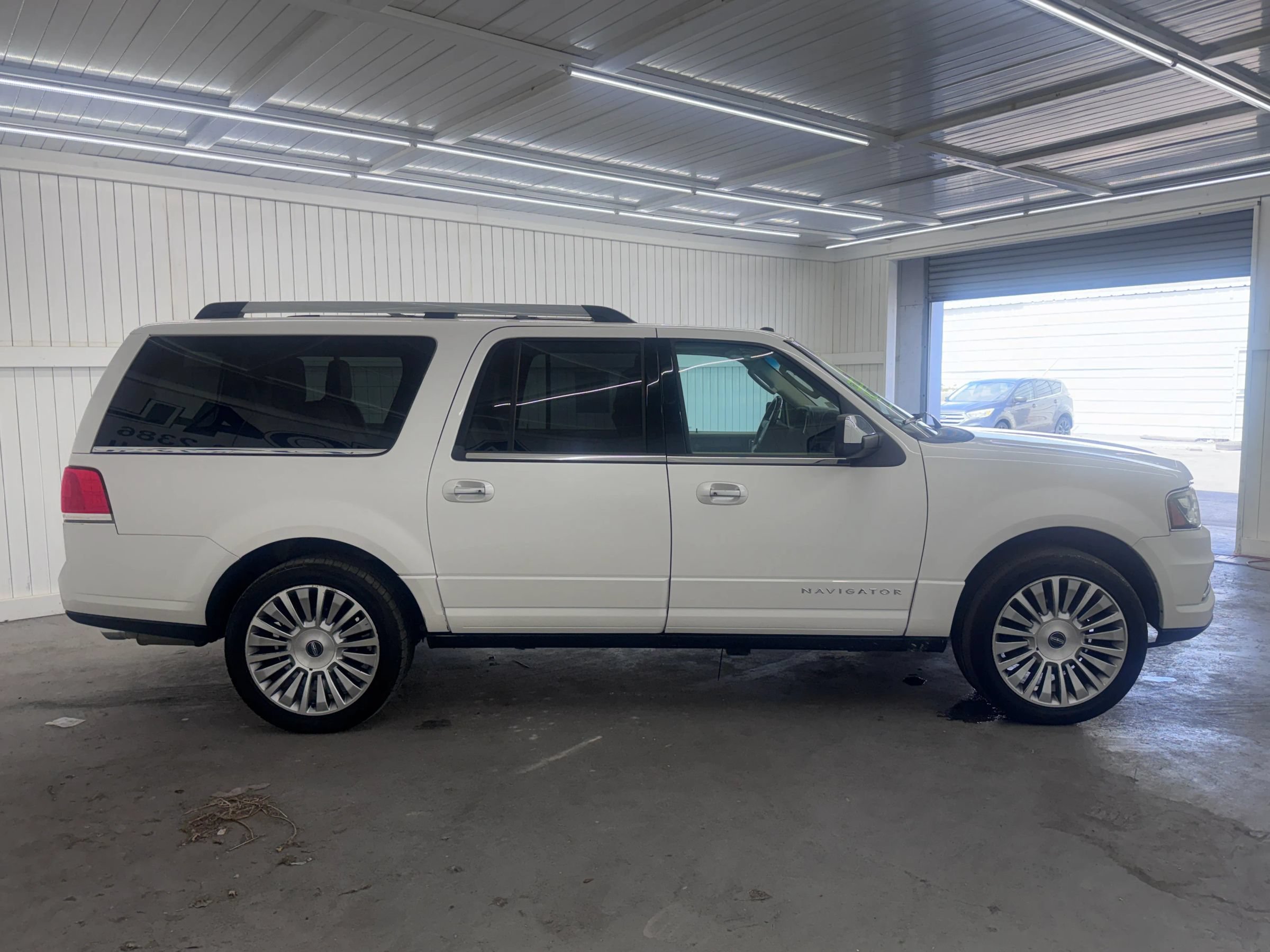 Used 2015 Lincoln Navigator L 2WD w/ Equipment Group 101A Reserve image 4