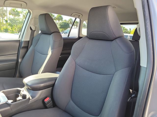 Used 2019 Toyota RAV4 LE FWD image 18