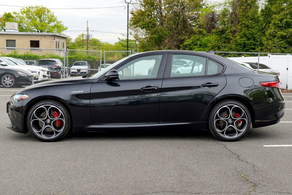 Used 2022 Alfa Romeo Giulia Veloce AWD/4WD image 4