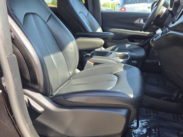 Used 2025 Chrysler Pacifica Select FWD image 4