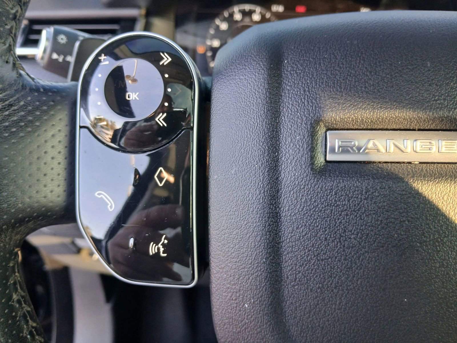 Used 2018 Land Rover Range Rover Velar S image 28