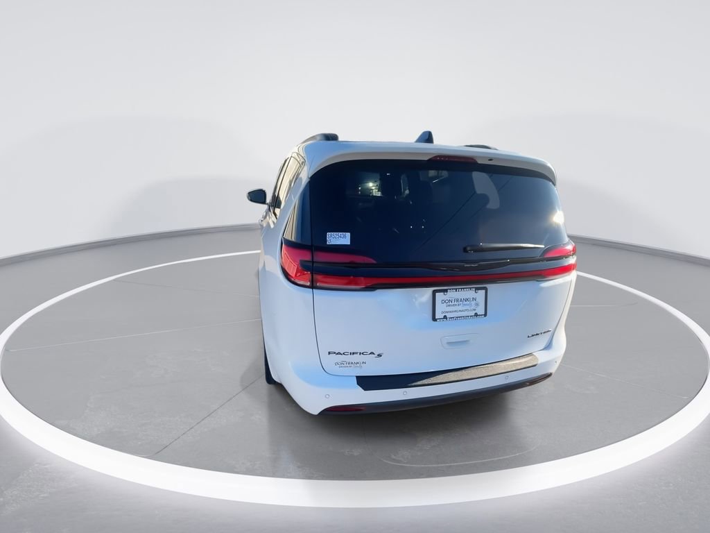 Used 2025 Chrysler Pacifica Limited image 7