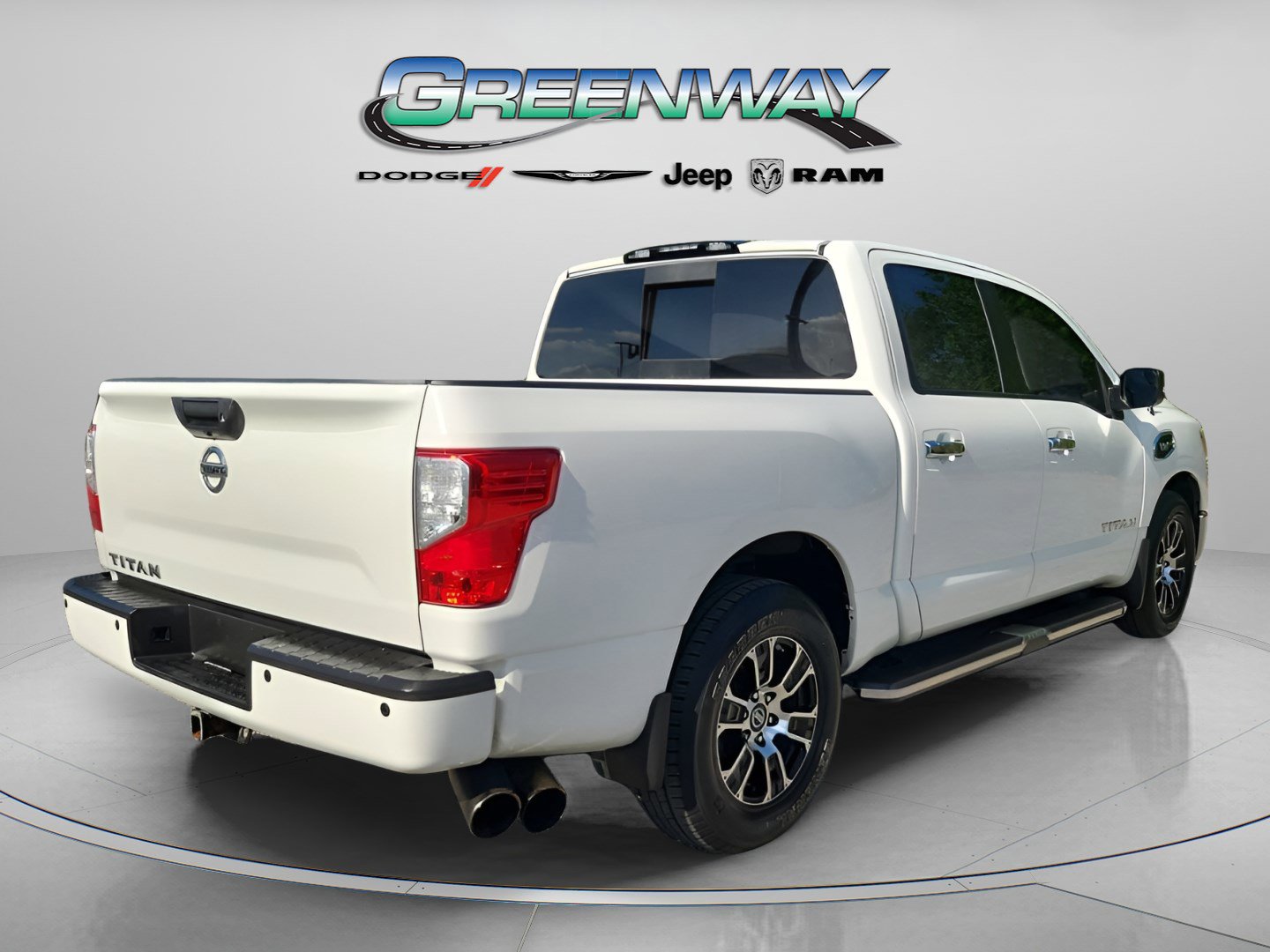 Used 2017 Nissan Titan SV RWD image 3