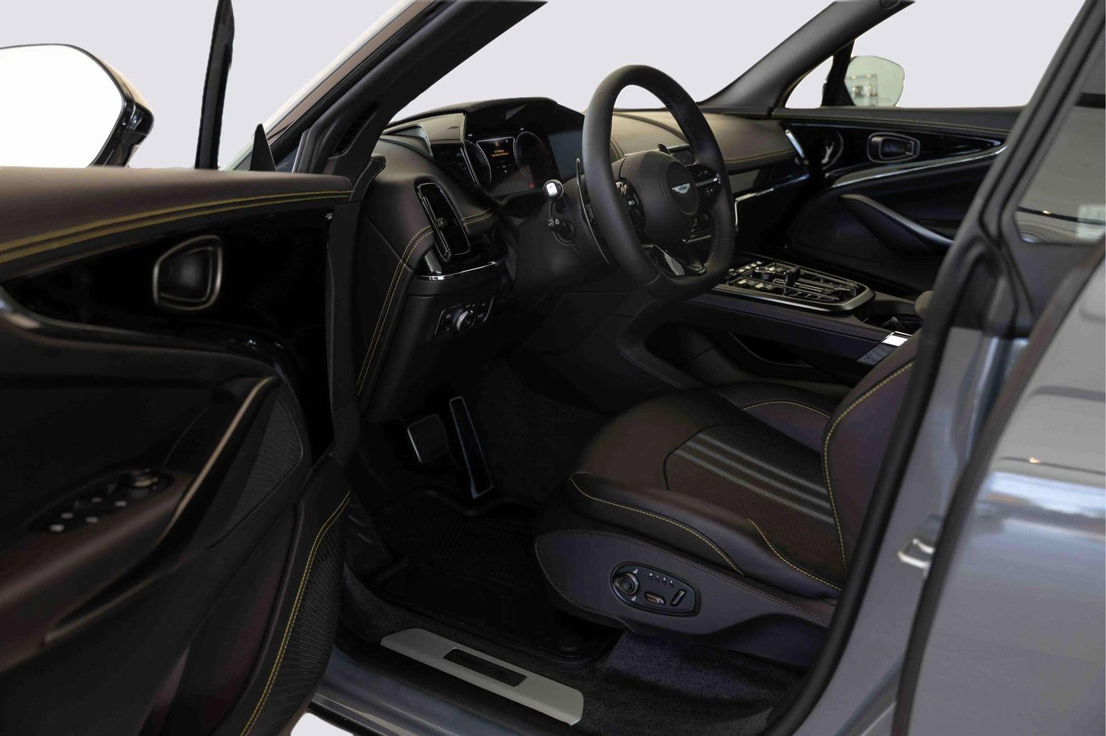 New 2025 Aston Martin DBX 707 image 16