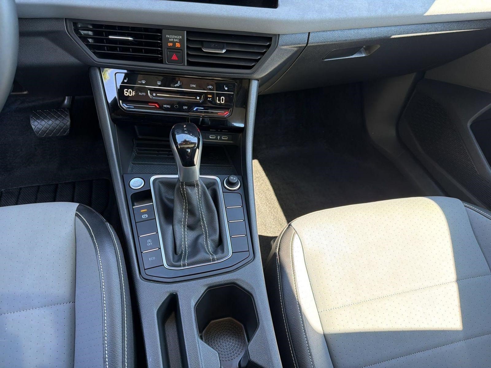 Used 2025 Volkswagen Jetta SE w/ Sunroof Package FWD image 17