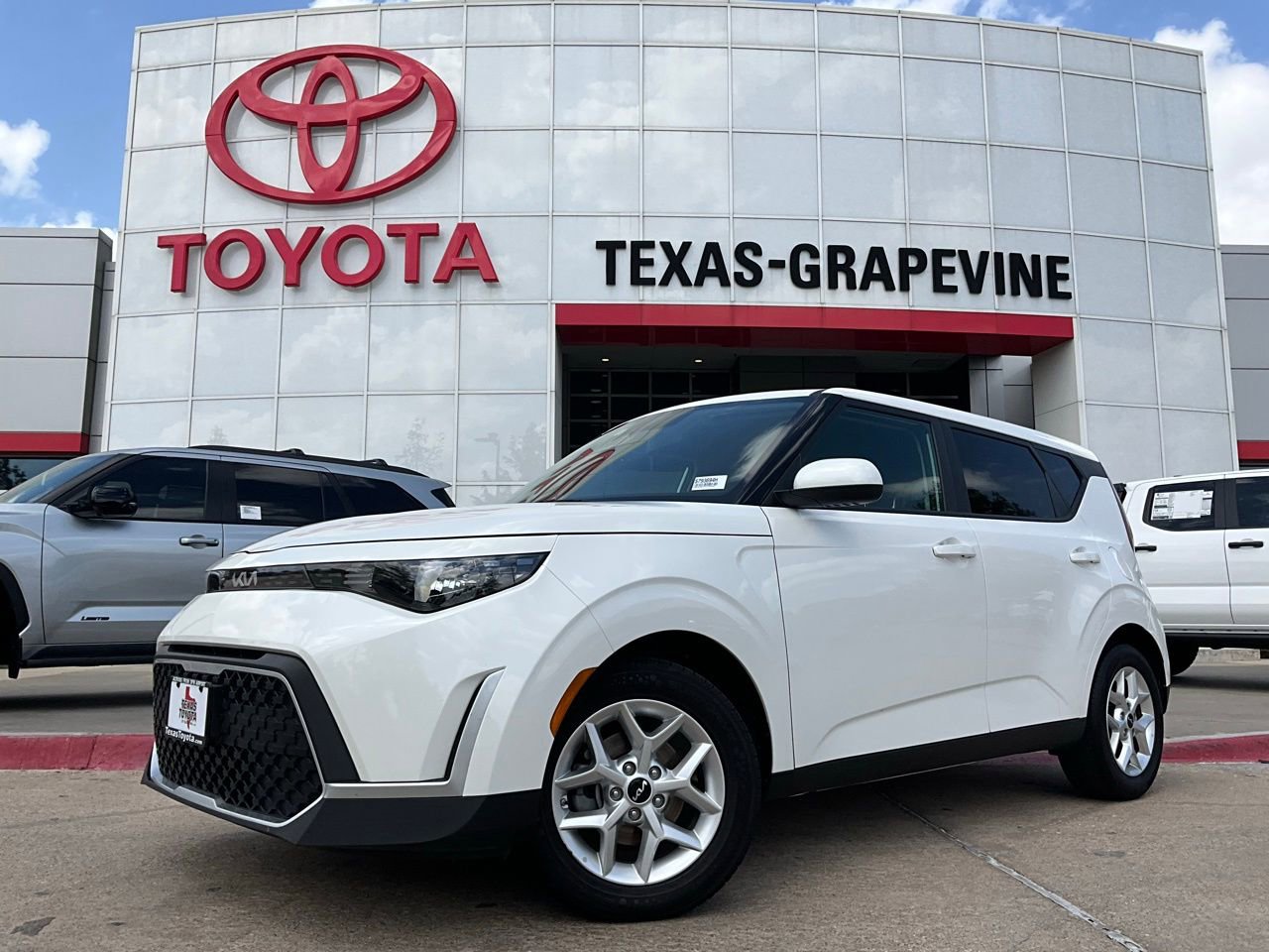 Used 2025 Kia Soul LX w/ LX Technology Package image 2