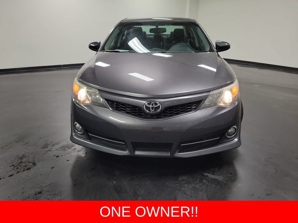 Used 2014 Toyota Camry SE w/ Moonroof Package FWD image 2