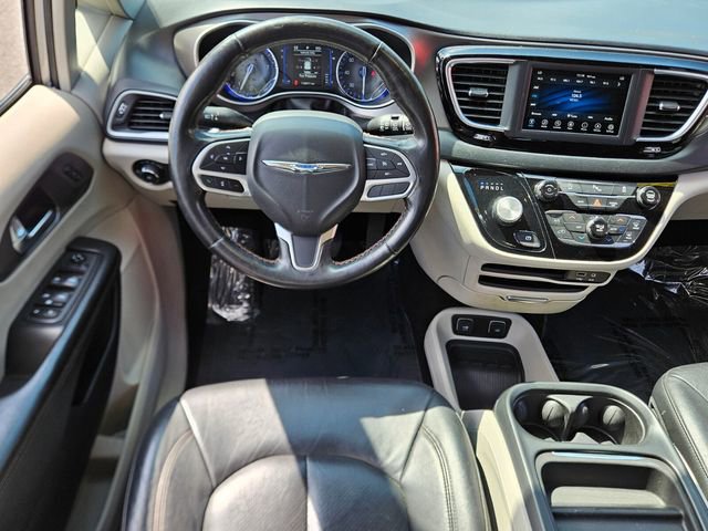 Used 2020 Chrysler Pacifica Touring-L image 6