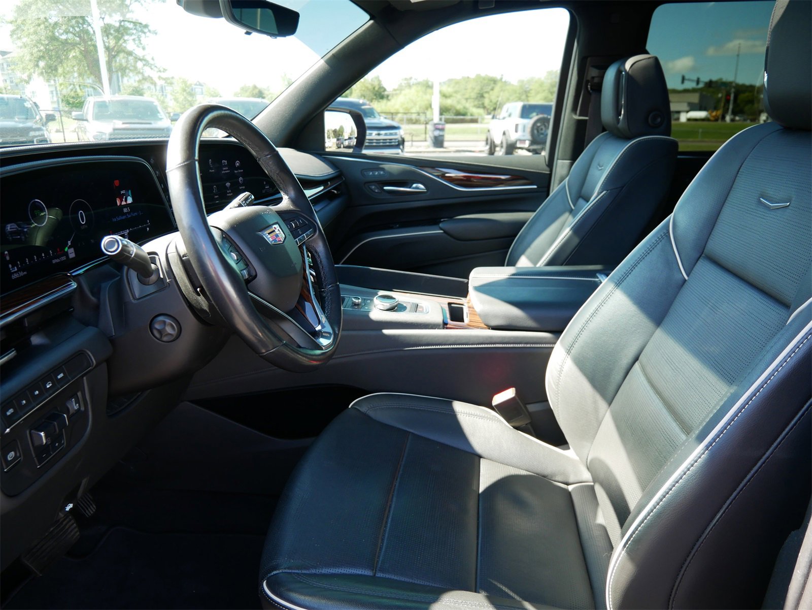 Used 2021 Cadillac Escalade Premium Luxury w/ Performance Package image 8