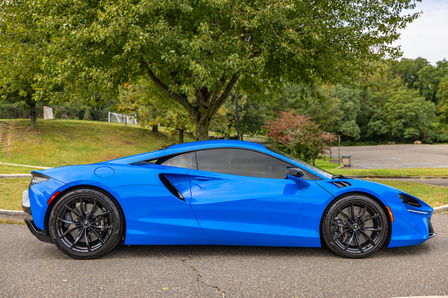 Used 2024 McLaren Artura RWD image 7