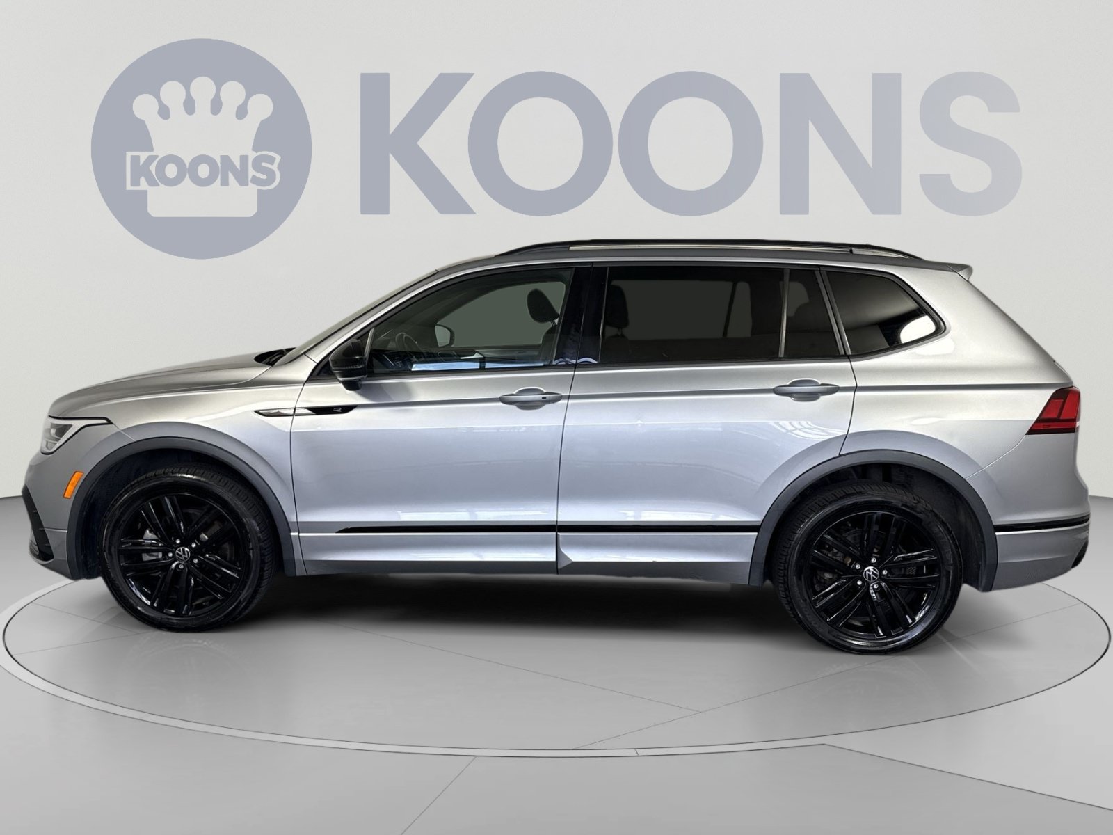 Used 2022 Volkswagen Tiguan SE R-Line AWD/4WD image 2