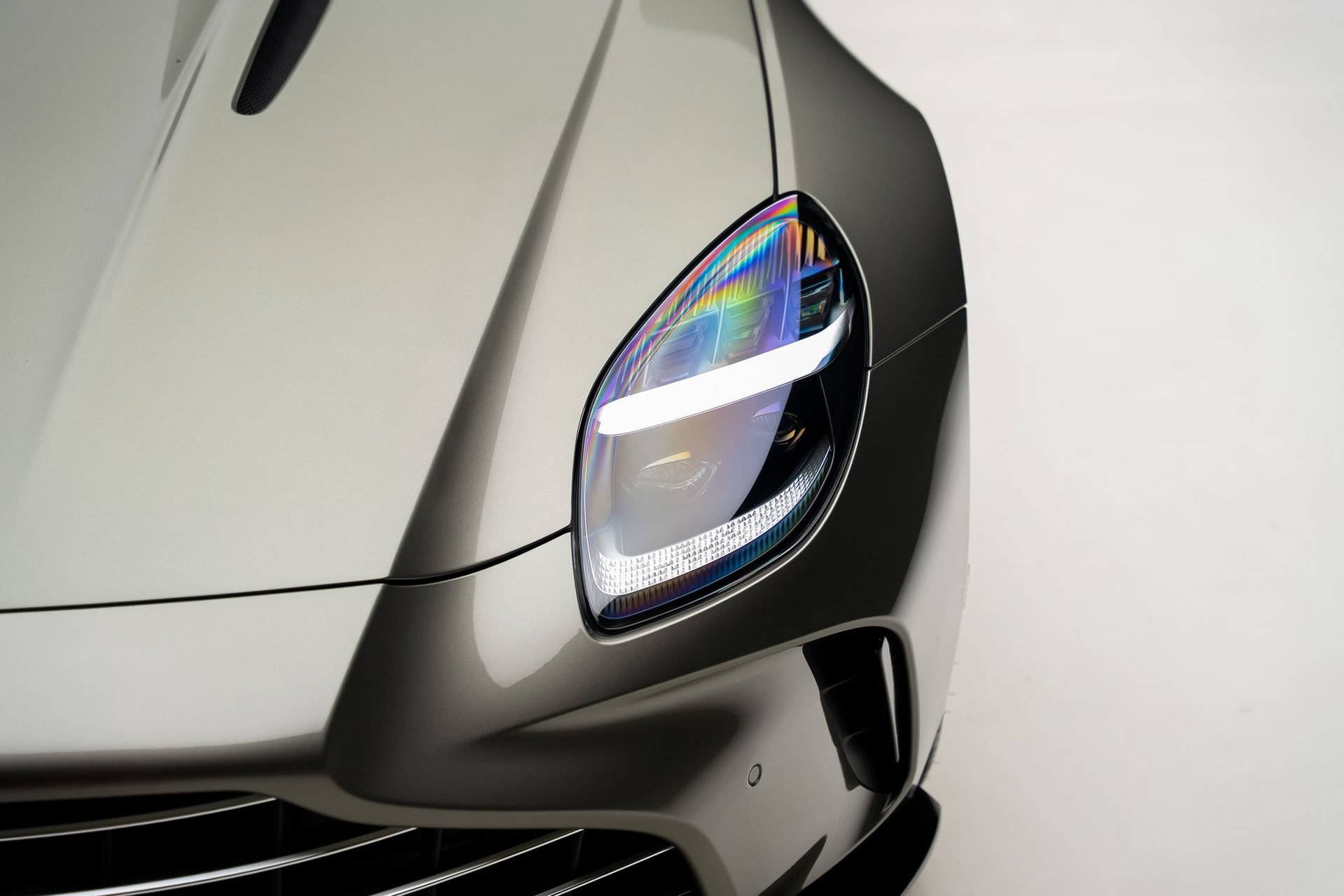 Used 2025 Aston Martin V8 Vantage Coupe RWD image 11