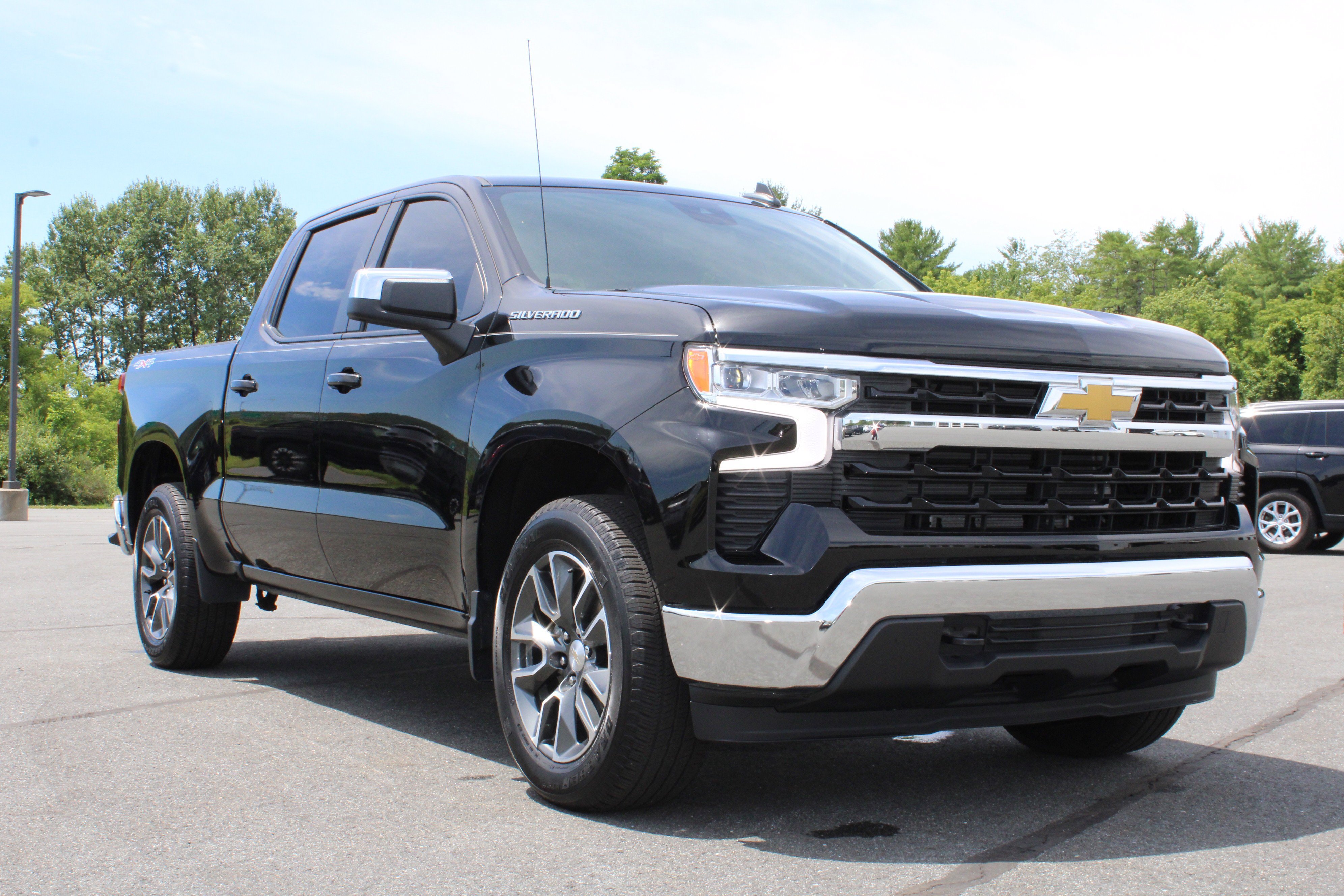 Used 2023 Chevrolet Silverado 1500 LT AWD/4WD image 4