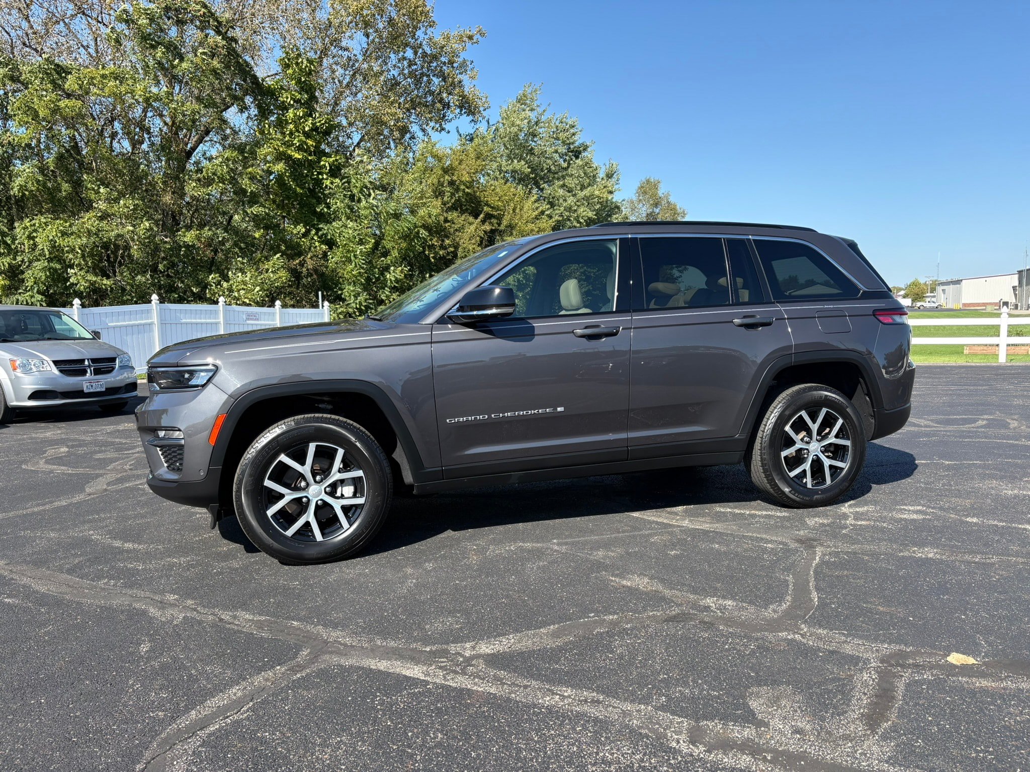 Used 2025 Jeep Grand Cherokee Limited w/ Luxury Tech Group II AWD/4WD image 5