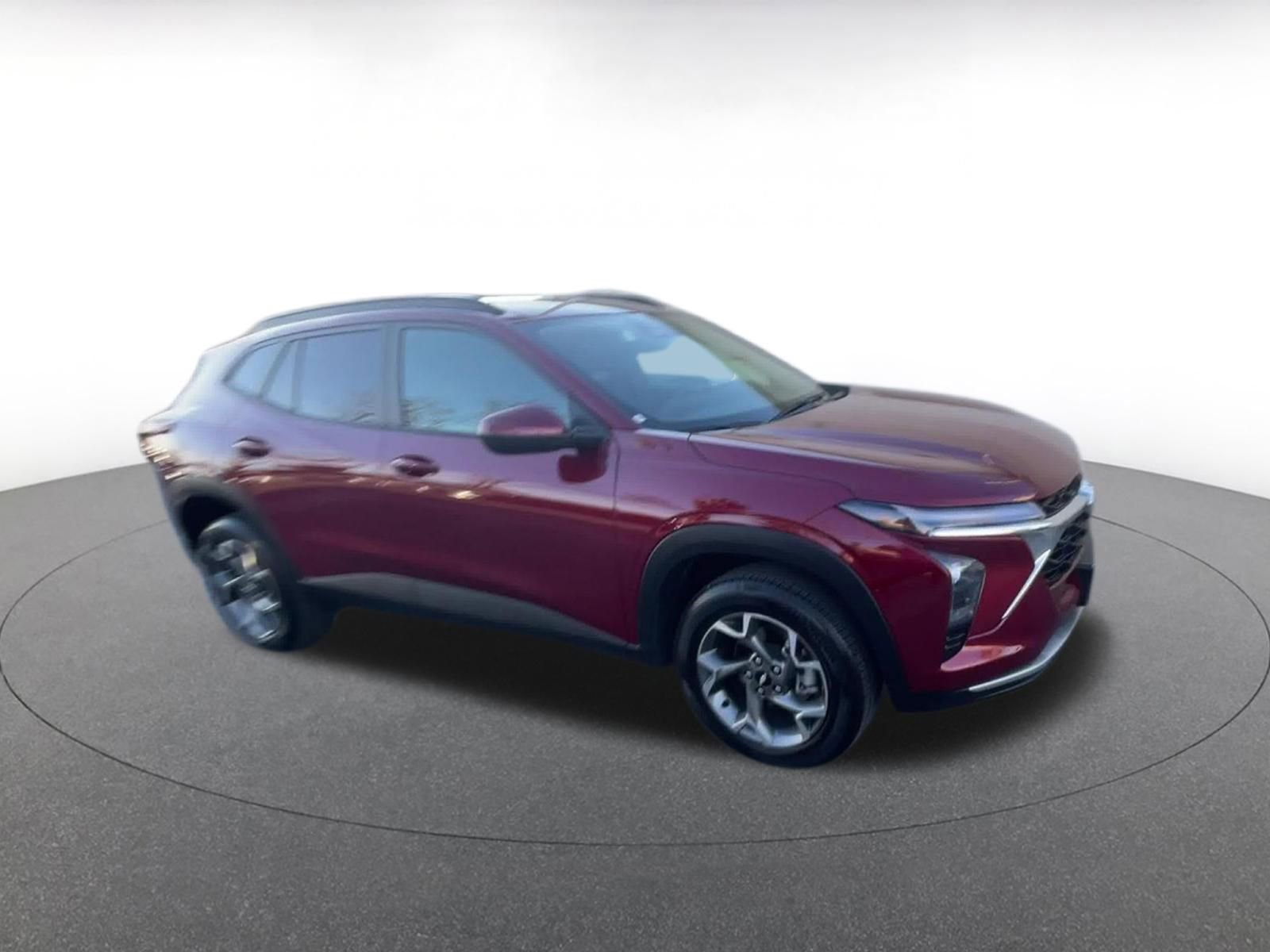 Used 2025 Chevrolet Trax LT w/ LT Convenience Package image 2