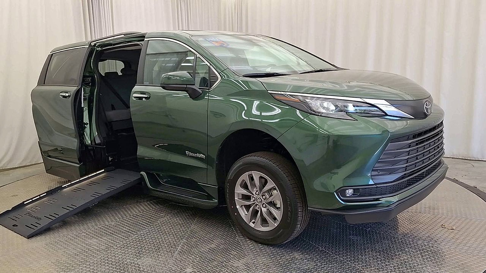 Used 2026 Toyota Sienna XLE FWD image 5