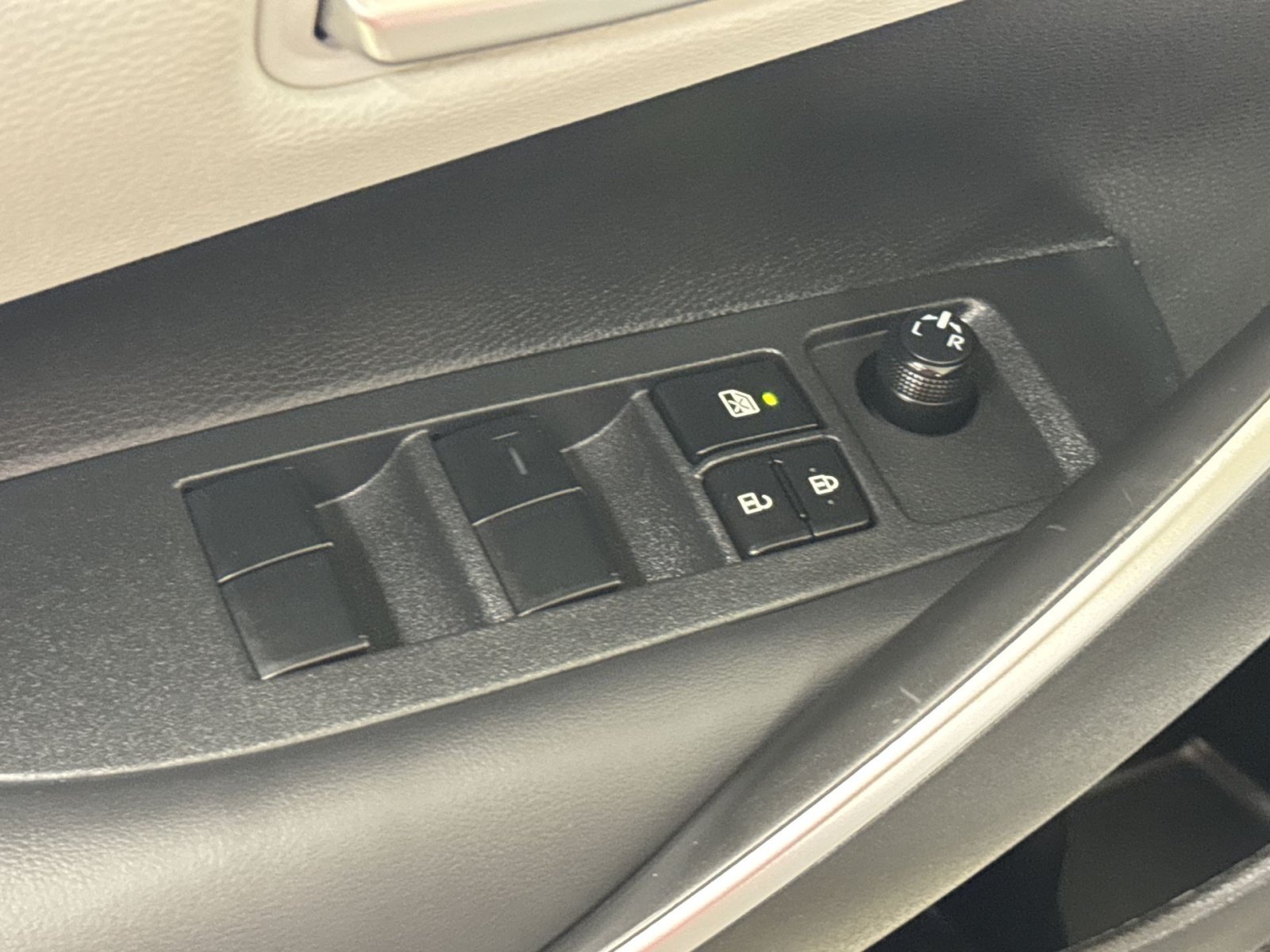 Used 2024 Toyota Corolla SE w/ SE Convenience Package FWD image 27