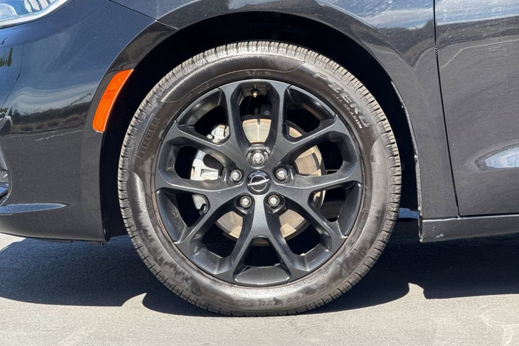 Used 2025 Chrysler Pacifica Limited image 15