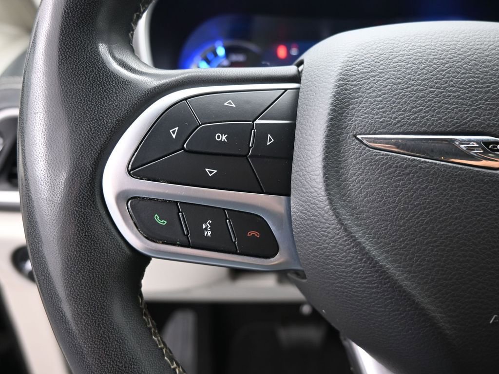 Used 2023 Chrysler Pacifica Touring-L image 2