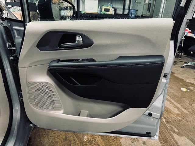 Used 2024 Chrysler Pacifica Touring-L image 15