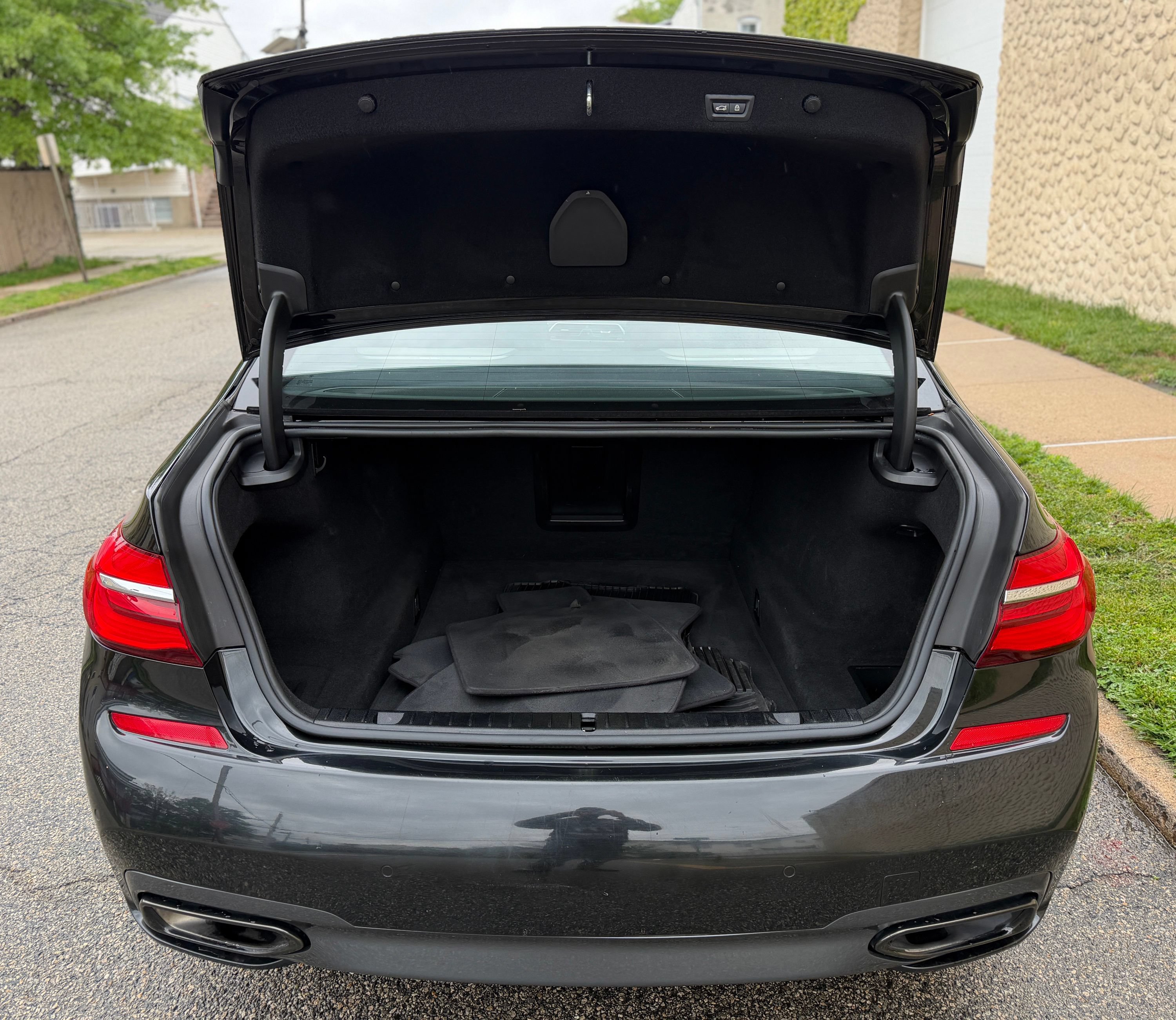 Used 2019 BMW 740i xDrive w/ M Sport Package AWD/4WD image 9